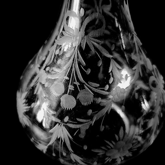 Vintage Etched Glass Decanter Bottle With Floral and Bow Design & Stopper - Picture 4 of 8
